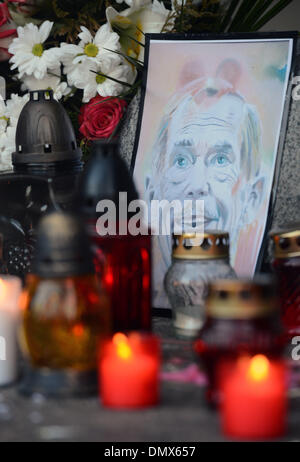 Prag, Tschechische Republik. 17. Dezember 2013. Menschen Kerzen neben dem Familiengrab der ehemaligen tschechischen Präsidenten Vaclav Havel auf dem Friedhof Vinohrady in Prag. Vaclav Havel starb vor zwei Jahren, am 18. Dezember 2011 im Alter von 75 Jahren. (CTK Foto/Katerina Sulova/Alamy Live News) Stockfoto