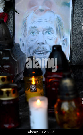 Prag, Tschechische Republik. 17. Dezember 2013. Menschen Kerzen neben dem Familiengrab der ehemaligen tschechischen Präsidenten Vaclav Havel auf dem Friedhof Vinohrady in Prag. Vaclav Havel starb vor zwei Jahren, am 18. Dezember 2011 im Alter von 75 Jahren. (CTK Foto/Katerina Sulova/Alamy Live News) Stockfoto