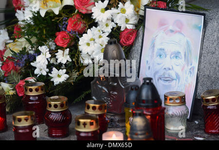 Prag, Tschechische Republik. 17. Dezember 2013. Menschen Kerzen neben dem Familiengrab der ehemaligen tschechischen Präsidenten Vaclav Havel auf dem Friedhof Vinohrady in Prag. Vaclav Havel starb vor zwei Jahren, am 18. Dezember 2011 im Alter von 75 Jahren. (CTK Foto/Katerina Sulova/Alamy Live News) Stockfoto