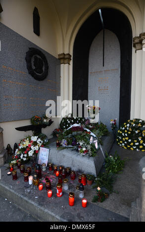 Prag, Tschechische Republik. 17. Dezember 2013. Menschen Kerzen neben dem Familiengrab der ehemaligen tschechischen Präsidenten Vaclav Havel auf dem Friedhof Vinohrady in Prag. Vaclav Havel starb vor zwei Jahren, am 18. Dezember 2011 im Alter von 75 Jahren. (CTK Foto/Katerina Sulova/Alamy Live News) Stockfoto