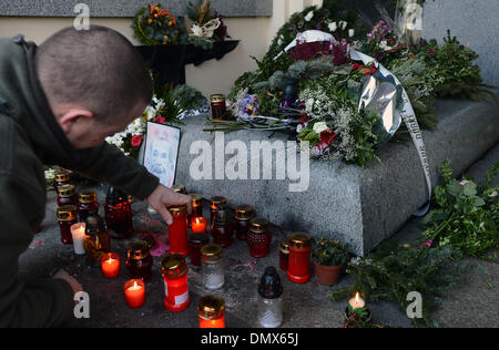 Prag, Tschechische Republik. 17. Dezember 2013. Menschen Kerzen neben dem Familiengrab der ehemaligen tschechischen Präsidenten Vaclav Havel auf dem Friedhof Vinohrady in Prag. Vaclav Havel starb vor zwei Jahren, am 18. Dezember 2011 im Alter von 75 Jahren. (CTK Foto/Katerina Sulova/Alamy Live News) Stockfoto