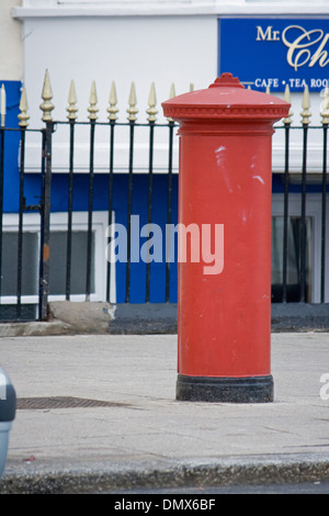 Briefkasten vor Spike Geländer vor einem blauen und weißen Gebäude. Stockfoto