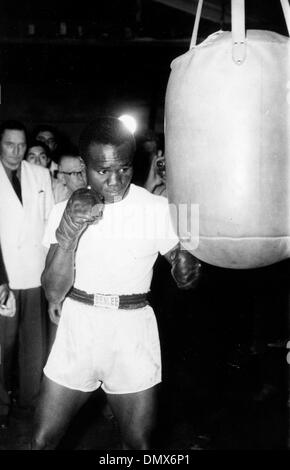 18. Juni 1957 Praktiken - Paris, Frankreich - Boxer HOGAN 'KID' BASSEY mit Boxsack in der Turnhalle. (Kredit-Bild: © KEYSTONE Bilder USA/ZUMAPRESS.com) Stockfoto