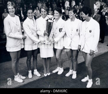 16. Juni 1968 - Vereinigtes London, England, Königreich - CHRISTINE JANES (L); VIRGINIA WADE, ANGELA BARRETT, NEIL TRUMAN, WINNE SHAW und JOYCE WILLIAMS sind die Gewinner des Wightman Cup in Wimbledon. (Kredit-Bild: © KEYSTONE Pictures/ZUMAPRESS.com) Stockfoto