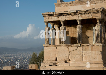 Griechenland, Athen, Akropolis. Erectheum, Veranda die Karyatiden. Detail der geschnitzten Jungfernfahrt Spalten. Stockfoto