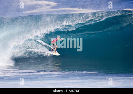 16. Dezember 2005; Haleiwa, Oahu, Hawaii, USA; Ehemalige Surf Weltmeister CJ HOBGOOD (USA) gleitet seinen Weg unter die Lippe der Welle heute während seiner Hitze in 2005 Rip Curl Pro Pipeline Masters. Die Rip Curl Pro Pipeline Masters an die Banzai Pipeline an Oahus North Shore ist ein Association of Surfing Professionals (ASP) sanktioniert World Championship (WCT) Ereignis und ist die letzte con Stockfoto