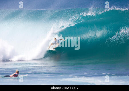 16. Dezember 2005; Haleiwa, Oahu, Hawaii, USA; Aktuelle Event Champion JAMIE O'BRIEN (HAWAII) kämpft seinen Weg aus der Barrell heute während seines Vorlaufs in 2005 Rip Curl Pro Pipeline Masters. Anderen Copetitor MICK FANNING (Australien) beobachtet die Aktion vom Vordergrund. O'Brien und Fanning fortgeschritten bis ins Viertelfinale des Wettbewerbs. Die Rip Curl Pro Pipeline Masters an der Ba Stockfoto