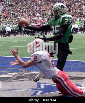 17. Dezember 2005; Irving, TX, USA; Der Drachen defensive zurück JOSEPH AGNEW (25) reißt ein Andrew Dalton Vergehen Katy Empfänger MICHAEL FUDA im zweiten Quartal des Southlake Carroll 34-20 Sieg über Katy in Texas UIL Klasse 5A Division II Titel Spiel im Texas Stadium abgefangen werden kann.  Obligatorische Credit: Foto von Robert Hughes/ZUMA Press.  (c) Copyright 2005 von Robert Hughes Stockfoto