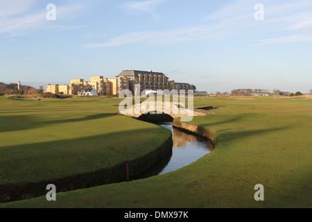 Swilken Brücke mit Old Course Hotel St Andrews Schottland Dezember 2013 Stockfoto