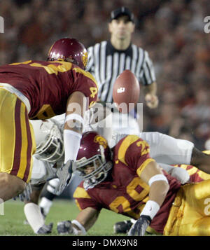 4. Januar 2006; Pasadena, Kalifornien, USA; Southern California SCOTT WARE (29) schlägt den Ball aus den Armen des Texas Punt Returner AARON ROSS, Zentrum, was in einem USC Fumble Recovery im ersten Quartal des Handelns wie Texas Southern California in der Rose Bowl, die nationale Meisterschaft College-Football-Spiel in Pasadena, Kalifornien, Mittwoch, 4. Januar 2006 erfüllt. USC COLLIN ASHTON (59) Ich Stockfoto
