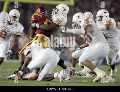 4. Januar 2006; Pasadena, Kalifornien, USA; Southern California REGGIE BUSH (21) ist halt von Texas LongHorns defense im ersten Quartal des Handelns als Texas Southern California in der Rose Bowl, die nationale Meisterschaft College-Football-Spiel in Pasadena, Kalifornien, Mittwoch, 4. Januar 2006 erfüllt.  Obligatorische Credit: Foto von Armando Arorizo/ZUMA Press. (©) Copyright 2006 von Armando Arorizo Stockfoto