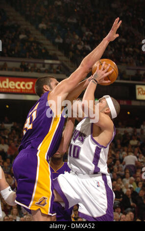 19. Januar 2006; Sacramento, Kalifornien, USA; Könige guard MIKE BIBBY Resultate über Lakers CHRIS MIHM im 4. Quartal in der Donnerstagabend-Spiel zwischen den Sacramento Kings und Los Angeles Lakers in Arco Arena. Kalifornien. Die Könige gewann in der Overtime 118-109.  Obligatorische Credit: Foto von J L Villegas/Sacramento Bee/ZUMA Press. (©) Copyright 2006 von J L Villegas/Sacramento Bee Stockfoto