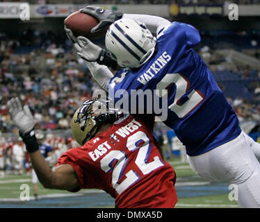 21. Januar 2006; San Antonio, TX, USA; NCAA FOOTBALL: West-Team-Mitglied Todd Watkins, Recht, versucht Samstagnachmittag 21. Januar 2006 an der Alamodome, einen Pass zu greifen, während in der zweiten Hälfte des Spiels isst-West-Schrein von Osten Teammitglied Dhyan Tarver verteidigte. Obligatorische Credit: Foto von W Luther/San Antonio Express-News/ZUMA Press. (©) Copyright 2006 von San Antonio Express-Ne Stockfoto