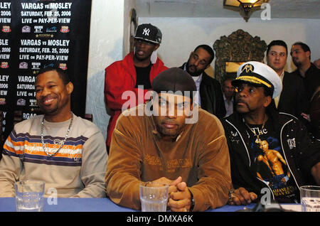 24. Januar 2006; Los Angeles, Kalifornien, USA; (L-R) 'Sugar' SHANE MOSLEY, Mosley Trainer, JOHN DAVID JACKSON, und Mosley Langfassung Mann, CASSIUS Grün sprechen an die Presse bei der Pressekonferenz in Los Angeles für seinen bevorstehenden Junior Weltergewicht Kampf gegen "Wilder" Fernando Vargas am 25 Februar im The Mandalay Bay Hotel in Las Vegas. Eine interessante Anmerkung ist die Tatsache, dass dieser Kampf Pr wird Stockfoto