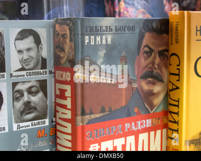 Ein Stalin-Biographie auf Verkauf in Arbat in Moskau Russland Stockfoto