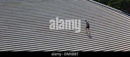 WASHINGTON, DC, USA - Mann klettert Treppen an der Schleuse am Potomac RIver. Stockfoto