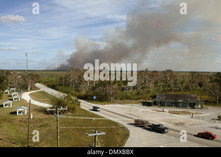 25. Januar 2006; Hafen Mayaca, FL, USA; Blick von der Brücke östlich von Lake Okeechobee zeigt Zustand Straße 76, die vom Hafen Mayaca in Stuart führt. Es wird gemunkelt, dass Donald Trump ist Land in der Nähe zu kaufen. Obligatorische Credit: Foto von Taylor Jones/Palm Beach Post /ZUMA Press. (©) Copyright 2006 von Palm Beach Post Stockfoto