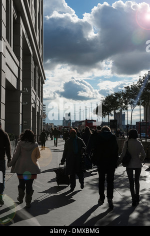 Menschen zu Fuß entlang einer Fahrbahn im Zentrum von London, England. Stockfoto