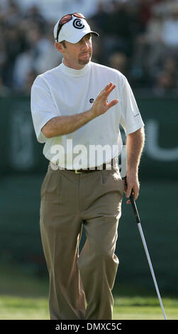 28. Januar 2006; La Jolla, Kalifornien, USA; GOLF: ROD PAMPLING Wellen auf die Menschenmenge nach Beendigung auf Loch 18 während der Buick Invitational 2006. Obligatorische Credit: Foto von Charlie Neuman/San Diego Union T/ZUMA Press. (©) Copyright 2006 von San Diego Union T Stockfoto