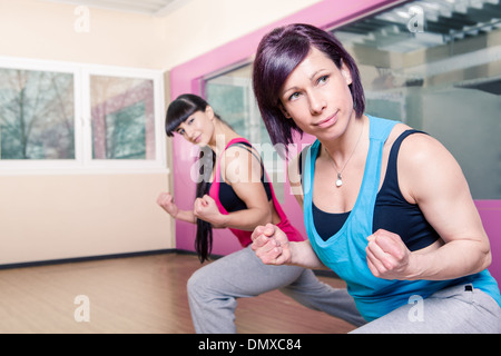 junge Frauen im Sport Kleid an einem aerobic-Übungen Stockfoto