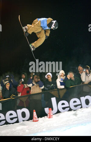 28. Januar 2006; Aspen, Colorado, USA; Pro Snowboarder SHAUN WHITE, 19, Carlsbad, ca, gewinnt eine Goldmedaille in der Halfpipe und Slopestyle. Weiß wird die Vereinigten Staaten in den Olympischen Halfpipe-Wettbewerb in Torino Olympics 2006 in Italien vertreten. Obligatorische Credit: Foto von K.C. Alfred/SDU-T/ZUMA Press. (©) Copyright 2006 by SDU-T Stockfoto