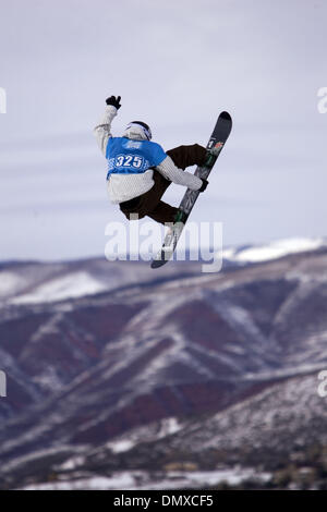 28. Januar 2006; Aspen, Colorado, USA; Pro Snowboarder SHAUN WHITE, 19, Carlsbad, ca, gewinnt eine Goldmedaille in der Halfpipe und Slopestyle. Weiß wird die Vereinigten Staaten in den Olympischen Halfpipe-Wettbewerb in Torino Olympics 2006 in Italien vertreten. Obligatorische Credit: Foto von K.C. Alfred/SDU-T/ZUMA Press. (©) Copyright 2006 by SDU-T Stockfoto