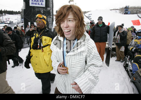 28. Januar 2006; Aspen, Colorado, USA; Pro Snowboarder SHAUN WHITE, 19, Carlsbad, ca, gewinnt eine Goldmedaille in der Halfpipe und Slopestyle. Weiß wird die Vereinigten Staaten in den Olympischen Halfpipe-Wettbewerb in Torino Olympics 2006 in Italien vertreten. Obligatorische Credit: Foto von K.C. Alfred/SDU-T/ZUMA Press. (©) Copyright 2006 by SDU-T Stockfoto