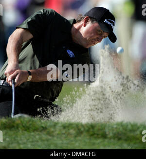 29. Januar 2006; La Jolla, Kalifornien, USA; GOLF: PHIL MICKELSON verliert eine Chance für Eagle oder Birdie auf Loch 6 Par 5 durch das Auffinden der Grünbunker; Er schlug nach außen und zwei geputtet für Par während der 3. und letzte Tag der Buick Invitational 2006. Obligatorische Credit: Foto von Jim Baird/San Diego Union T/ZUMA Press. (©) Copyright 2006 von San Diego Union T Stockfoto