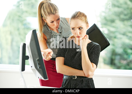 Arbeitskollege, andere einzuschüchtern Stockfoto