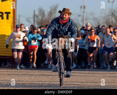 4. Februar 2006; San Antonio, TX, USA; Roger Soler führt die Packung auf seinem Fahrrad zu Beginn des th erste jährliche Lager zeigen Stampede vier-Meile laufen auf Samstag, 4. Februar 2006. Obligatorische Credit: Foto von Billy Calzada/San Antonio Express-News /ZUMA Press. (©) Copyright 2006 von San Antonio Express-News Stockfoto