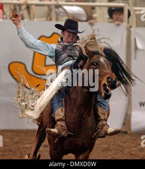 4. Februar 2006; San Antonio, TX, USA; Stetson Herrera, ein Cowboy aus Portales, N.M., reitet ein bareback Bronc am San Antonio Lager zeigen & Rodeo auf Samstag, 4. Februar 2006. Obligatorische Credit: Foto von Billy Calzada/San Antonio Express-News /ZUMA Press. (©) Copyright 2006 von San Antonio Express-News Stockfoto