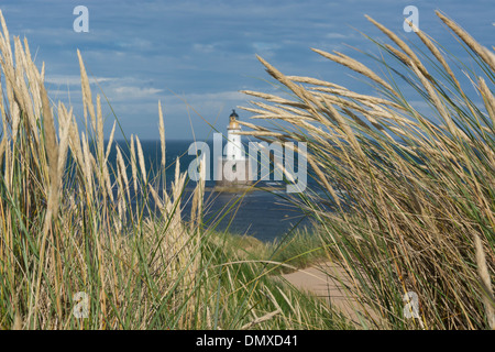 Rattray Head Leuchtturm mit Dünen in der Nähe von St. Fergus Gasterminal mit Marran Gras- und Sandy beach Stockfoto