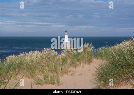 Rattray Head Leuchtturm mit Dünen in der Nähe von St. Fergus Gasterminal mit Marran Gras- und Sandy beach Stockfoto