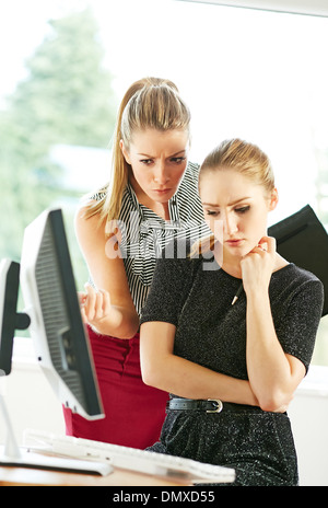 Arbeitskollege, andere einzuschüchtern Stockfoto