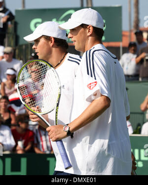 11. Februar 2006; La Jolla, Kalifornien, USA; TENNIS: BOB BRYAN und MIKE BRYAN spielen Doppel 2006 Davis-Cup-am La Jolla Strand und Tennis-Club in La Jolla obligatorisch Credit: Foto von John Hardick/ZUMA Press. (©) Copyright 2006 von John Hardick Stockfoto