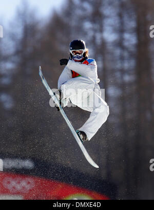 12. Februar 2006; Bardonecchia, Italien; XX. Olympischen Winterspiele: SHAUN WHITE von der US-schwebt durch die Luft im Zeittraining seine zweite run der Männer Halfpipe Snowboard-Wettbewerb bei der Torino 2006 Olympischen Winterspielen in Bardonecchia, Italien. Obligatorische Credit: Foto von K.C. Alfred/SDU-T/ZUMA Press. (©) Copyright 2006 by SDU-T Stockfoto