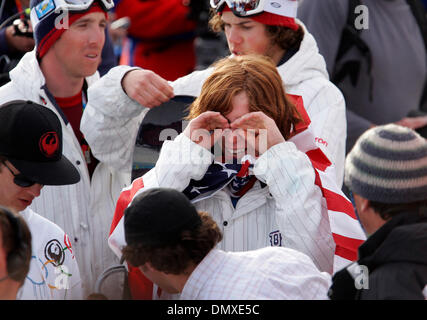 12. Februar 2006; Bardonecchia, Italien; XX. Olympischen Winterspiele: SHAUN WHITE der Vereinigten Staaten wischt seine Augen nach dem Gewinn der Goldmedaille für die Männer eine halbe Rohr Snowboard-Wettbewerb in Torino 2006 Winter Olympiade in Bardonecchia. Obligatorische Credit: Foto von K.C. Alfred/SDU-T/ZUMA Press. (©) Copyright 2006 by SDU-T Stockfoto