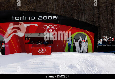 12. Februar 2006; Bardonecchia, Italien; XX. Olympischen Winterspiele: SHAUN WHITE der Vereinigten Staaten feiert nach dem Gewinn der Goldmedaille für die Männer eine halbe Rohr Snowboard-Wettbewerb bei den Olympischen Winterspielen Turin 2006. Obligatorische Credit: Foto von K.C. Alfred/SDU-T/ZUMA Press. (©) Copyright 2006 by SDU-T Stockfoto