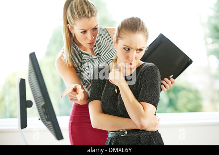 Arbeitskollege, andere einzuschüchtern Stockfoto