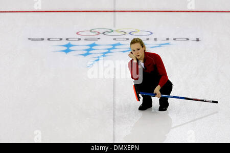 14. Februar 2006; Turin, Italien; XX. Olympischen Winterspiele: CASSIE JOHNSON Uhren ihre Lieferung in der Frauen Eisstockschießen Vorrunde gegen Kanada während der 20. Olympischen Winterspiele in Turin, Italien. USA verloren nach Kanada 11-5. Obligatorische Credit: Foto von William Luther/San Antonio Express-News /ZUMA Press. (©) Copyright 2006 von San Antonio Express-News Stockfoto