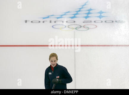 14. Februar 2006; Turin, Italien; XX. Olympischen Winterspiele: CASSIE JOHNSON Uhren ihre Lieferung in der Frauen Eisstockschießen Vorrunde gegen Kanada während der 20. Olympischen Winterspiele in Turin, Italien. USA verloren nach Kanada 11-5. Obligatorische Credit: Foto von William Luther/San Antonio Express-News /ZUMA Press. (©) Copyright 2006 von San Antonio Express-News Stockfoto