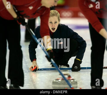 14. Februar 2006; Turin, Italien; XX. Olympischen Winterspiele: CASSIE JOHNSON Uhren ihre Lieferung in der Frauen Eisstockschießen Vorrunde gegen Kanada während der 20. Olympischen Winterspiele in Turin, Italien. USA verloren nach Kanada 11-5. Obligatorische Credit: Foto von William Luther/San Antonio Express-News /ZUMA Press. (©) Copyright 2006 von San Antonio Express-News Stockfoto