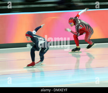 14. Februar 2006; Turin, Italien; Winterspiele Turin 2006: Russlands Swetlana lief weg mit der Frauen 500 m Eisschnelllauf gold Medaille Dienstag Abend um das Oval Lingotto in Turin. AUF diesem Foto: Amy Sannes des Apostels Paulus vor Kanadas Shannon Rempel aus der ersten Kurve bei ihrem zweiten Rennen des Tages war. Sie verlor zu Rempel in diesem Rennen von.04 und fertig Stockfoto