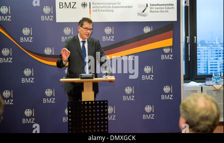 Berlin, Deutschland. 17. Dezember 2013. Der neue Bundesminister für wirtschaftliche Zusammenarbeit und Entwicklung, Gerd Mueller (R, CSU), spricht bei der Überreichung der Amt von seinem Vorgänger Dirk Niebel (FDP) in das Ministerium in Berlin, Deutschland, 17. Dezember 2013. Foto: Bernd von Jutrczenka/Dpa/Alamy Live News Stockfoto