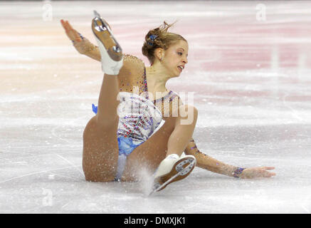 21. Februar 2006; Turin, Piemont, Italien; Winterspiele Turin 2006: CAROLINA KOSTNER von Italien während der Frauen Kurzprogramm in Turin, Italien bei den Olympischen Winterspielen XX auf Dienstag, 21. Februar 2006 fallen.  Obligatorische Credit: Foto von K.C. Alfred/SDU-T/ZUMA Press. (©) Copyright 2006 by SDU-T Stockfoto