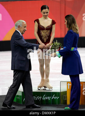 23. Februar 2006; Turin, Italien; Shizuka Arakawa Japan gewann die Goldmedaille, SASHA COHEN der Vereinigten Staaten gewann die Silbermedaille, und Irina Slutskaya von Russland gewann Bronze im Damen Eiskunstlauf Kür in Turin, Italien bei den Olympischen Winterspielen 2006. Obligatorische Credit: Foto von K.C. Alfred/SDU-T/ZUMA Press. (©) Copyright 2006 by SDU-T Stockfoto