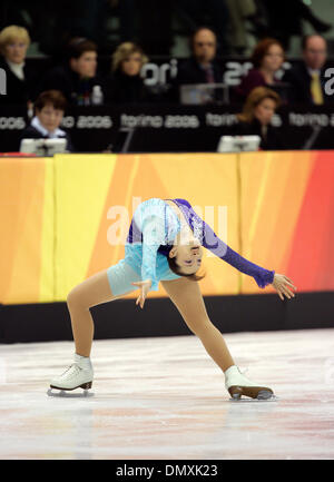 23. Februar 2006; Turin, Italien; SHIZUKA ARAKAWA Japan gewann die Goldmedaille, Sasha Cohen der Vereinigten Staaten gewann die Silbermedaille, und Irina Slutskaya von Russland gewann Bronze im Damen Eiskunstlauf Kür in Turin, Italien bei den Olympischen Winterspielen 2006. Obligatorische Credit: Foto von K.C. Alfred/SDU-T/ZUMA Press. (©) Copyright 2006 by SDU-T Stockfoto