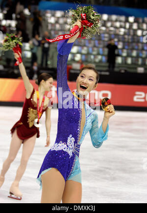 23. Februar 2006; Turin, Italien; SHIZUKA ARAKAWA Japan gewann die Goldmedaille, SASHA COHEN der Vereinigten Staaten gewann die Silbermedaille, und Irina Slutskaya von Russland gewann Bronze im Damen Eiskunstlauf Kür in Turin, Italien bei den Olympischen Winterspielen 2006. Obligatorische Credit: Foto von K.C. Alfred/SDU-T/ZUMA Press. (©) Copyright 2006 by SDU-T Stockfoto