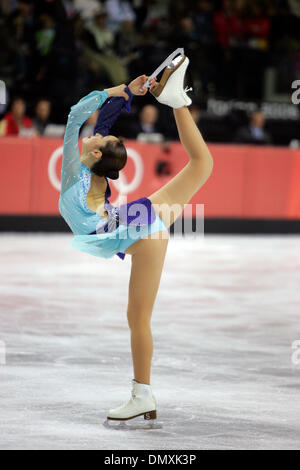 23. Februar 2006; Turin, Italien; SHIZUKA ARAKAWA Japan gewann die Goldmedaille, Sasha Cohen der Vereinigten Staaten gewann die Silbermedaille, und Irina Slutskaya von Russland gewann Bronze im Damen Eiskunstlauf Kür in Turin, Italien bei den Olympischen Winterspielen 2006. Obligatorische Credit: Foto von K.C. Alfred/SDU-T/ZUMA Press. (©) Copyright 2006 by SDU-T Stockfoto