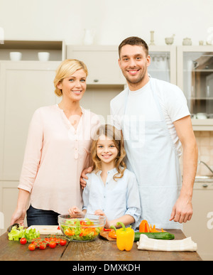 glückliche Familie Abendessen in Küche Stockfoto